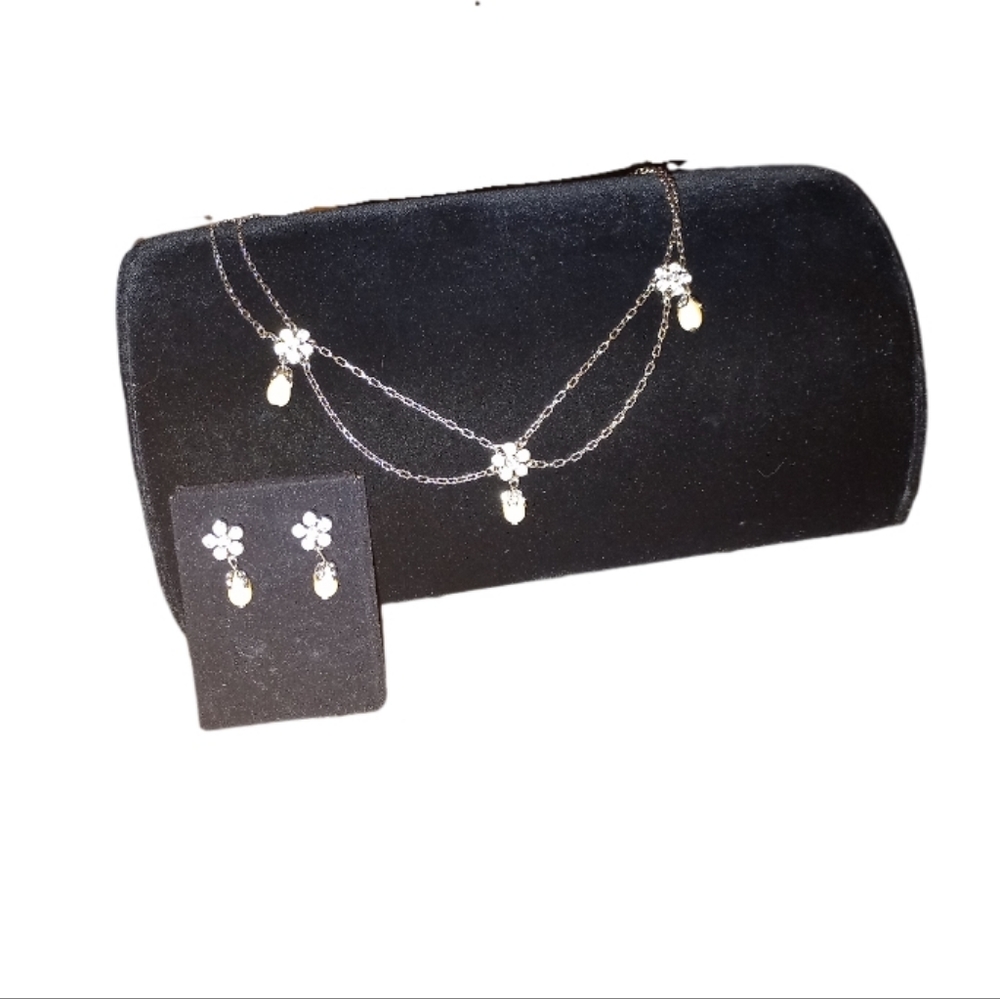 Silvertone earring with pearl beads - Picture 1 of 9